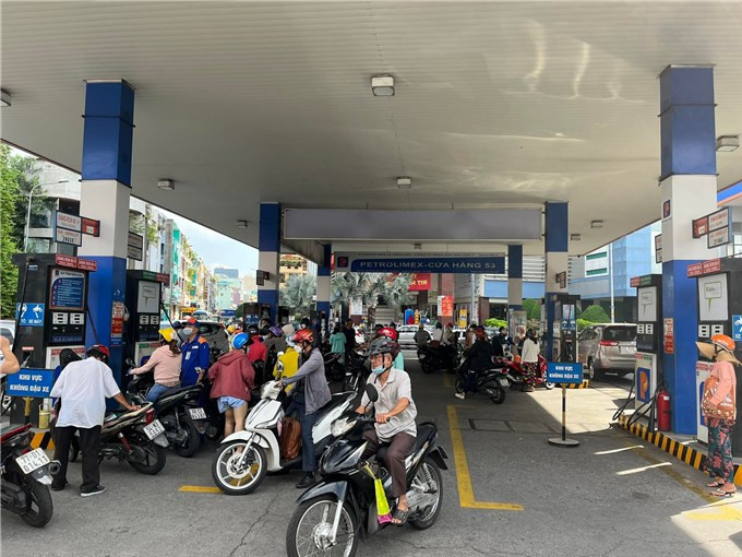 汽油價格上漲至每升近 33,000 越南盾